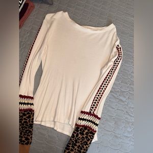 Large tight long sleeve with cheetah print at the end of the sleeves